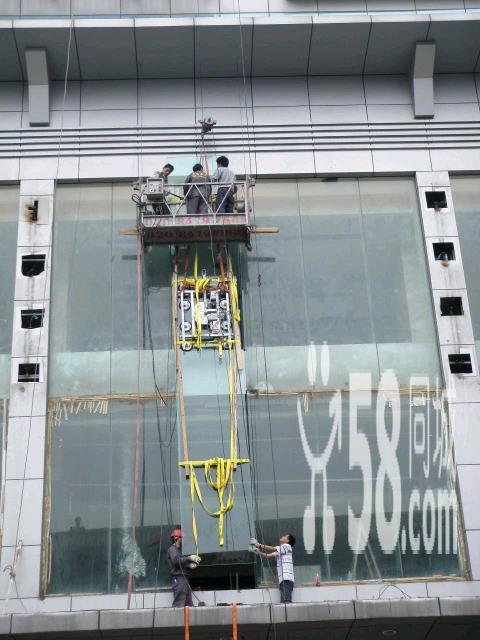超长大板玻璃安装更换案例