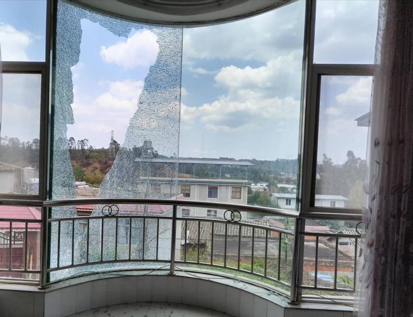 高空大板玻璃更换 电梯玻璃